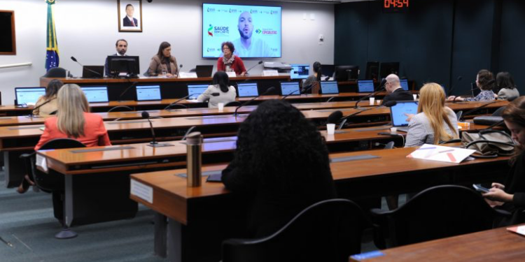 Espera por avaliação neuropsicológica no SUS pode chegar a quatro anos, aponta audiência na Câmara