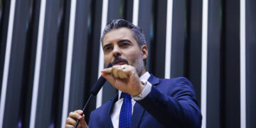 Thiago Flores apresenta projeto para blindar escolas contra ataques