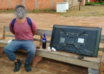 POLÍCIA MILITAR PRENDE SUSPEITO DE FURTOS E APREENDE TELEVISÃO E CELULAR EM CACOAL