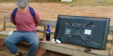 POLÍCIA MILITAR PRENDE SUSPEITO DE FURTOS E APREENDE TELEVISÃO E CELULAR EM CACOAL