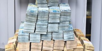 PRF apreende R$ 2 milhões em espécie escondidos em carro na BR-101