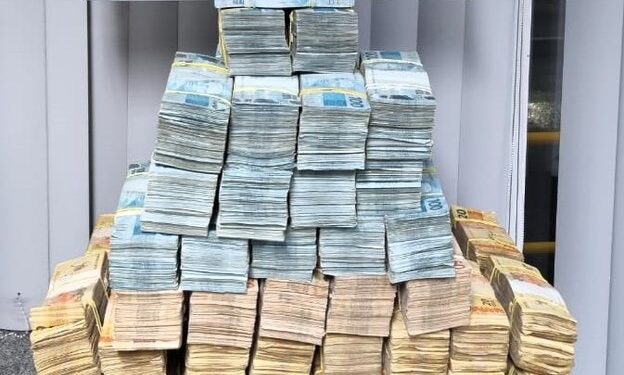 PRF apreende R$ 2 milhões em espécie escondidos em carro na BR-101