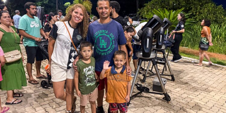 Noite de observação astronômica reúne famílias em Porto Velho