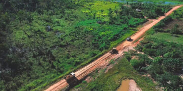 RO-010 passa por melhorias em dois trechos estratégicos, com serviços de patrolamento e encascalhamento