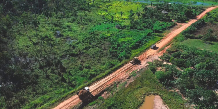 RO-010 passa por melhorias em dois trechos estratégicos, com serviços de patrolamento e encascalhamento