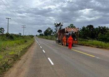 Sinalização horizontal é executada na RO-133, sentido o município do Vale do Anari