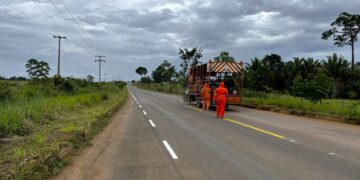 Sinalização horizontal é executada na RO-133, sentido o município do Vale do Anari