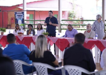 Alex Redano reforça incentivo ao esporte com entrega de kits para futebol society