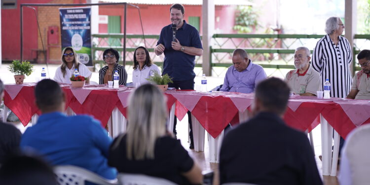Alex Redano reforça incentivo ao esporte com entrega de kits para futebol society