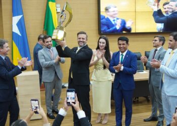 Alero recebe troféu e selo Assembleia Cidadã por projeto inovador da CCJ