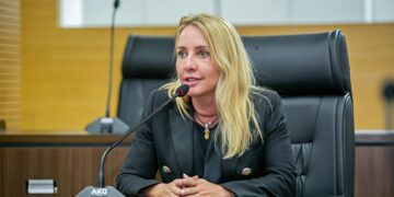 Ieda Chaves e Eyder Brasil apresentam lei que autoriza spray de defesa pessoal para mulheres