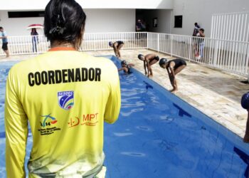 Projeto Voar oferece novas vagas para aulas de natação e jiu-jitsu a crianças e adolescentes em 2026
