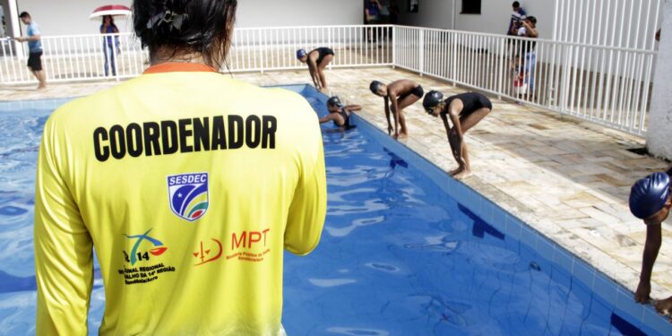 Projeto Voar oferece novas vagas para aulas de natação e jiu-jitsu a crianças e adolescentes em 2026