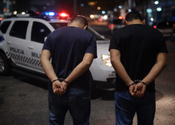 Dois foragidos da Justiça foram presos em noite de carnaval da capital.