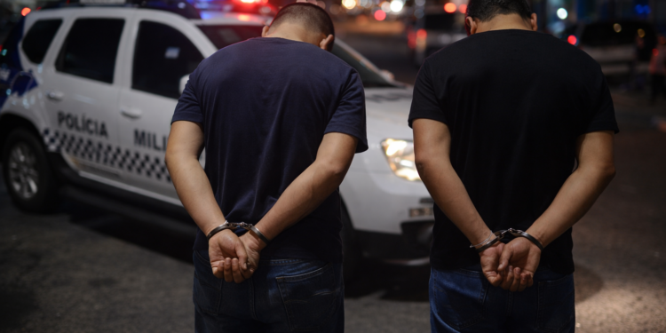 Dois foragidos da Justiça foram presos em noite de carnaval da capital.