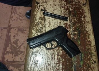 PMRO prende trio por agressão, invasão de domicílio, porte de drogas e uso de simulacro em Guajará-Mirim