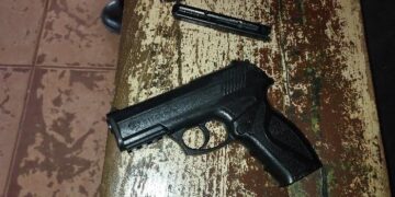 PMRO prende trio por agressão, invasão de domicílio, porte de drogas e uso de simulacro em Guajará-Mirim