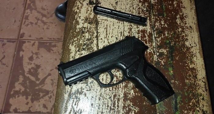 PMRO prende trio por agressão, invasão de domicílio, porte de drogas e uso de simulacro em Guajará-Mirim