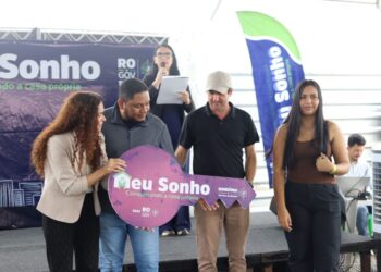 Primeiros imóveis do programa do governo de RO que garante auxílio financeiro no ato da compra são entregues em Ji-Paraná