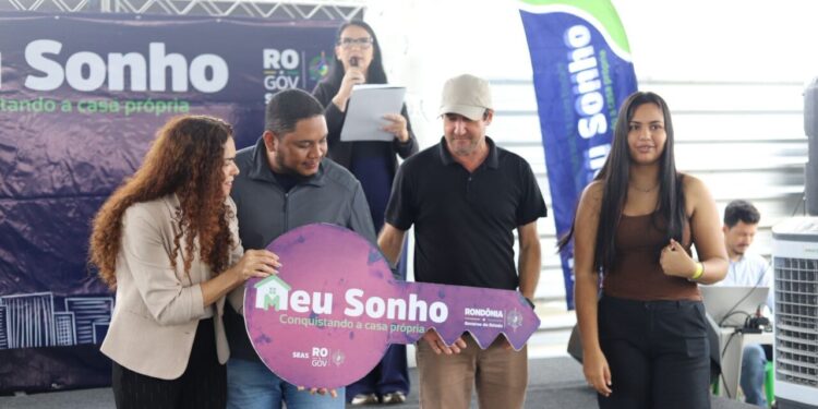 Primeiros imóveis do programa do governo de RO que garante auxílio financeiro no ato da compra são entregues em Ji-Paraná