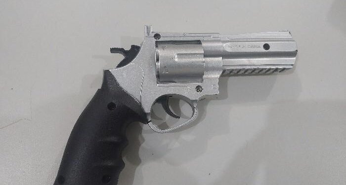 PMRO AGE RÁPIDO EM VILHENA E PRENDE QUATRO PESSOAS APÓS ASSALTO EM BARBEARIA