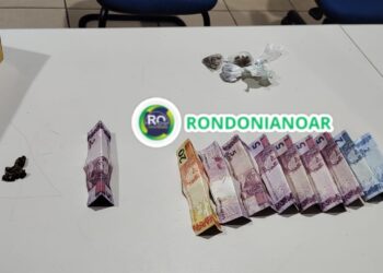 NA CARA LISA: Homem é preso vendendo droga na cara dos policiais em condomínio