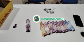 NA CARA LISA: Homem é preso vendendo droga na cara dos policiais em condomínio