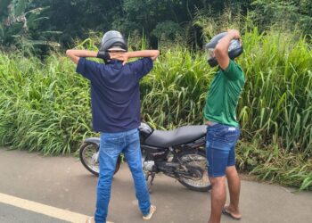 Veículo com restrição de roubo é recuperado na BR-364 e dois homens são presos