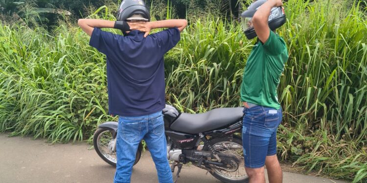 Veículo com restrição de roubo é recuperado na BR-364 e dois homens são presos