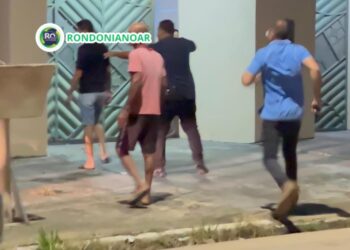 Momento exato da prisão do policial após atirar no irmão