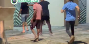 Momento exato da prisão do policial após atirar no irmão