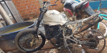 Homem é suspeito de tentar matar a irmã e incendiar motocicleta