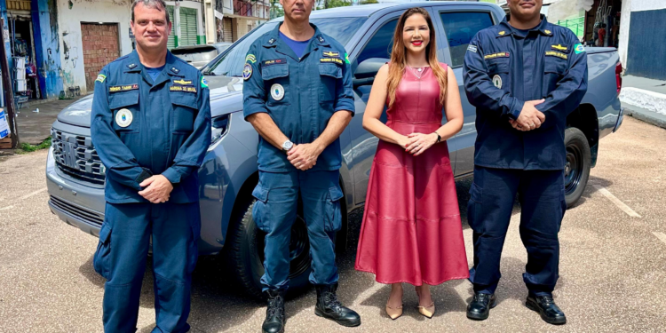 Deputada Cristiane Lopes entrega caminhonete à Capitania Fluvial de Porto Velho para fortalecer ações da Marinha em Rondônia