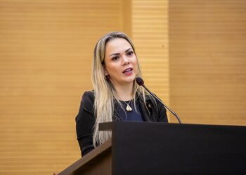 Combate ao feminicídio precisa ser permanente, afirma Cláudia de Jesus durante discurso na Alero