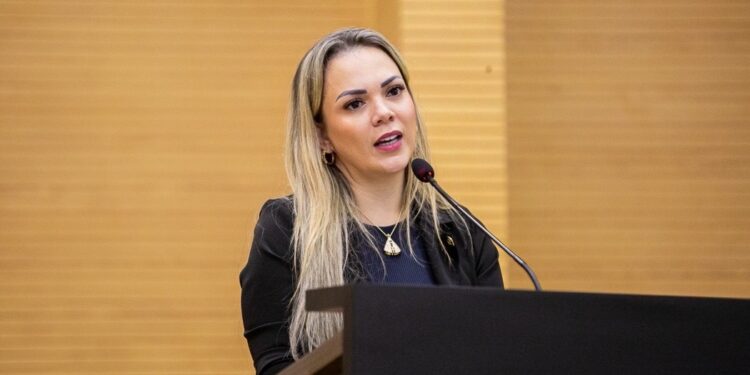 Combate ao feminicídio precisa ser permanente, afirma Cláudia de Jesus durante discurso na Alero