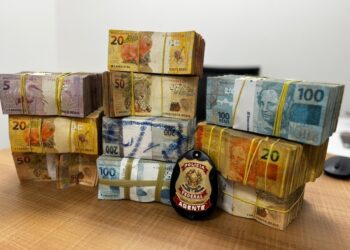 PF apreende R$ 500 mil em espécie com indícios de desvio de recursos públicos e prende dois homens