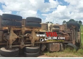 Acidente na RO-383: Caminhão com minicarregadeira tomba próximo ao trevo de Alto Alegre dos Parecis