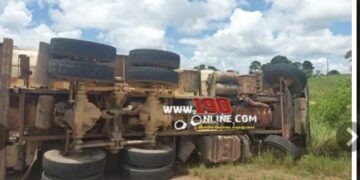 Acidente na RO-383: Caminhão com minicarregadeira tomba próximo ao trevo de Alto Alegre dos Parecis