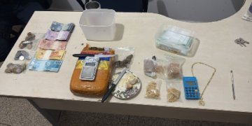Polícia Militar fecha duas bocas de fumo e apreende grande quantidade de drogas
