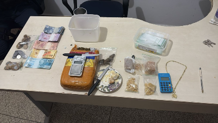 Polícia Militar fecha duas bocas de fumo e apreende grande quantidade de drogas