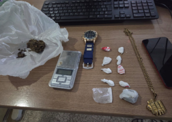 Suspeito é conduzido à delegacia após ser flagrado com porções de drogas próximo a tabacaria