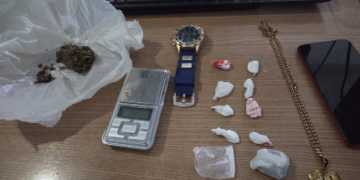 Suspeito é conduzido à delegacia após ser flagrado com porções de drogas próximo a tabacaria