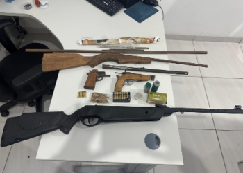 Após denúncia de ameaça, Polícia Militar encontra armas e materiais suspeitos dentro de residência em Theobroma