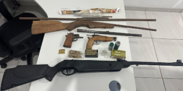 Após denúncia de ameaça, Polícia Militar encontra armas e materiais suspeitos dentro de residência em Theobroma