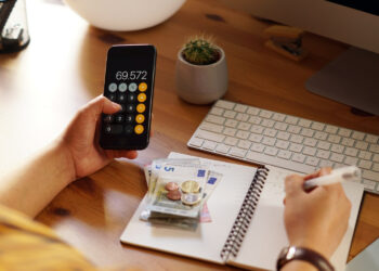 77% dos brasileiros gostariam de aproveitar a Semana do Consumidor para quitar dívidas, revela pesquisa Serasa