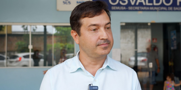 SAÚDE :Mais de 100 profissionais assinam contrato e iniciam atendimento à população