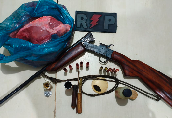 POLÍCIA MILITAR APREENDE ARMA DE FOGO E CARNE DE ANIMAL SILVESTRE APÓS DENÚNCIA DE DISPAROS EM ÁREA RURAL