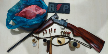 POLÍCIA MILITAR APREENDE ARMA DE FOGO E CARNE DE ANIMAL SILVESTRE APÓS DENÚNCIA DE DISPAROS EM ÁREA RURAL