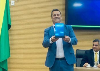 Presidente do Crea-RO, Eng. Edison Rigoli, recebe homenagem da Fenacom em reconhecimento à comunicação