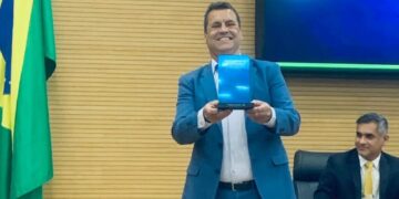 Presidente do Crea-RO, Eng. Edison Rigoli, recebe homenagem da Fenacom em reconhecimento à comunicação